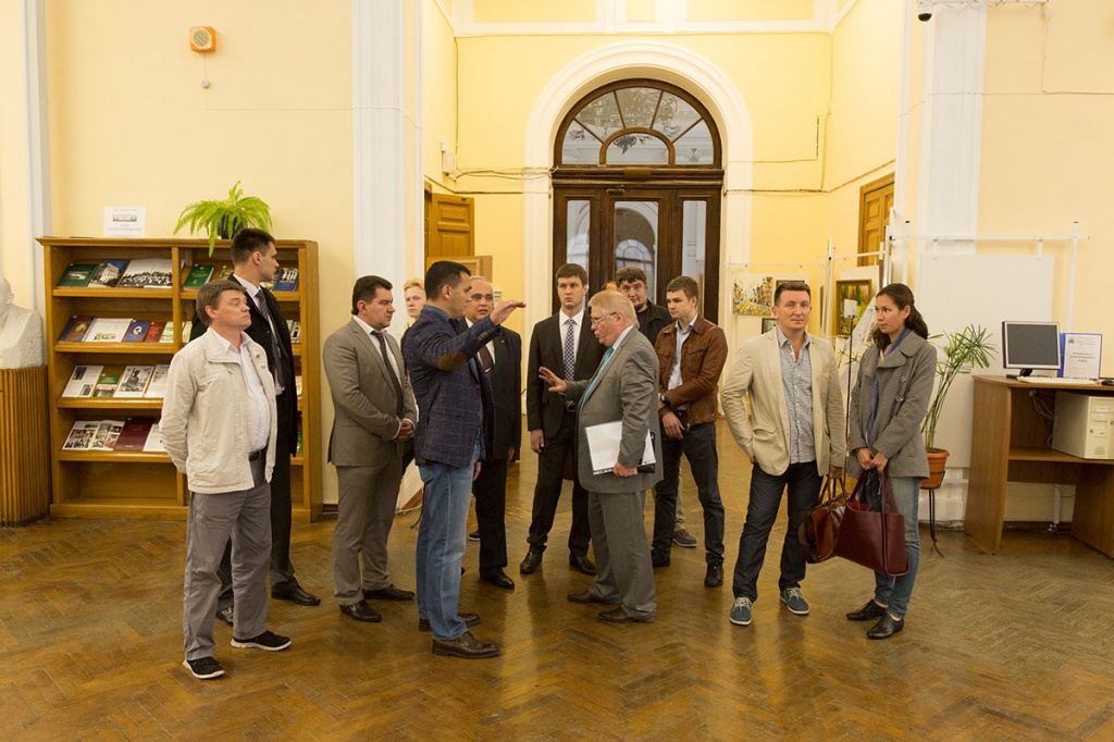 Проректор, пресс-секретарь СПбПУ Д.И. Кузнецов начал презентацию университета с краткого экскурса в его историю Проректор, пресс-секретарь СПбПУ Д.И. Кузнецов начал презентацию университета с краткого экскурса в его историю
