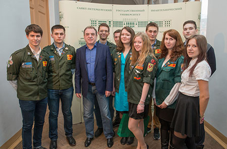 А.М. Локшин и представители стройотрядов СПбПУ А.М. Локшин и представители стройотрядов СПбПУ