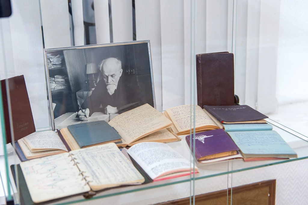 Экспозиция включает дневники, письма, фотографии профессора