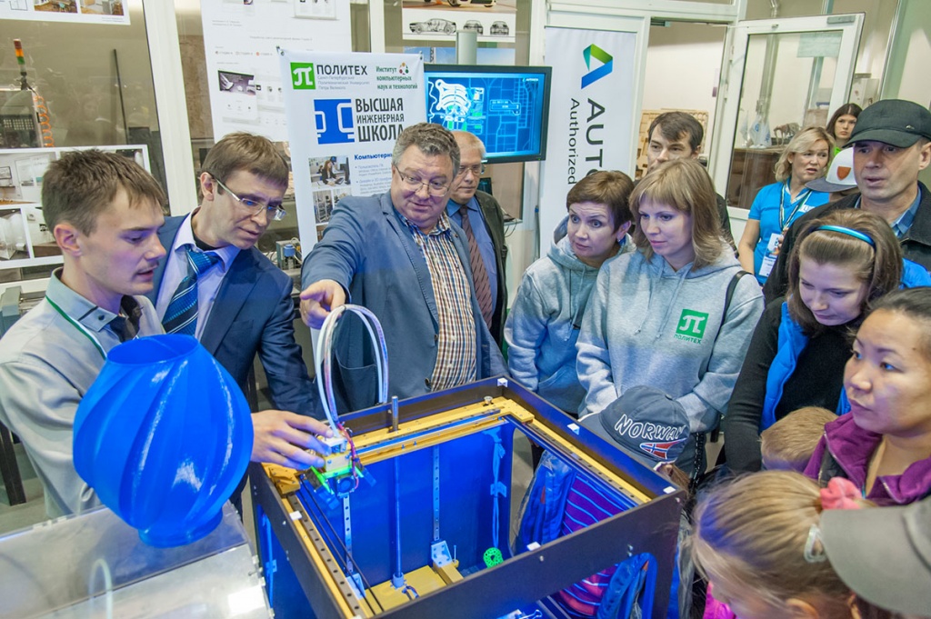 Гостям фестиваля демонстрируют работу 3D-принтера