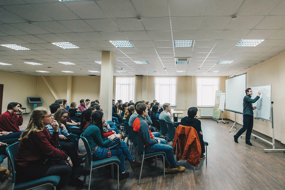 Перед тем, как стать адаптером студенты проходят специальное обучение 