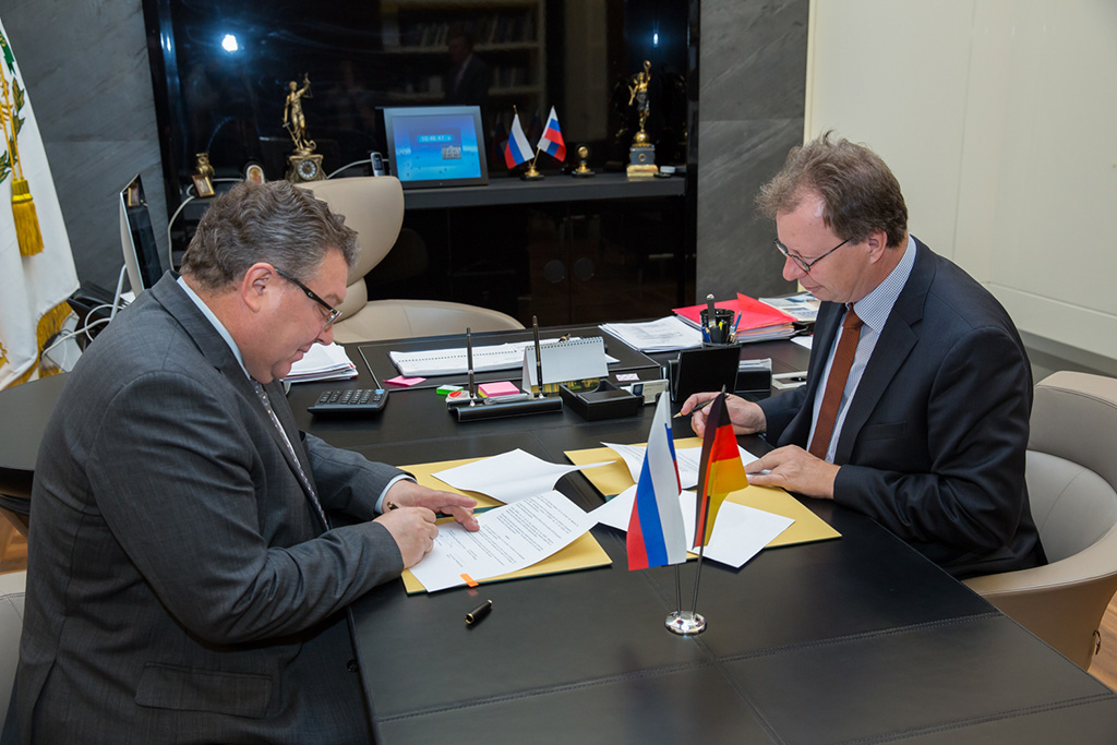 Ректоры А.И. Рудской и Вольфрам Рессель подписывают договор о стратегическом партнерстве