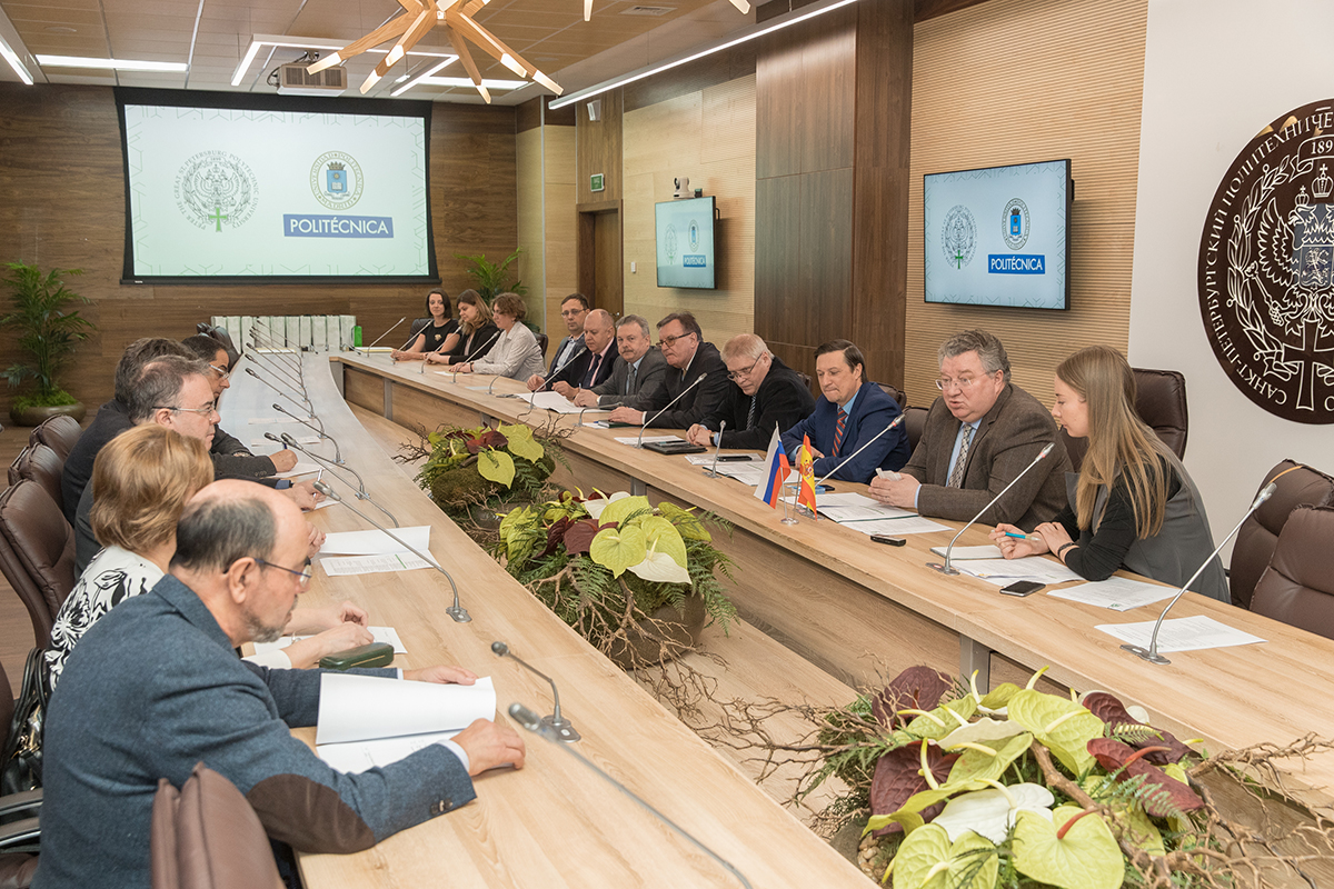 Представители СПбПУ во время переговоров с делегацией МПУ