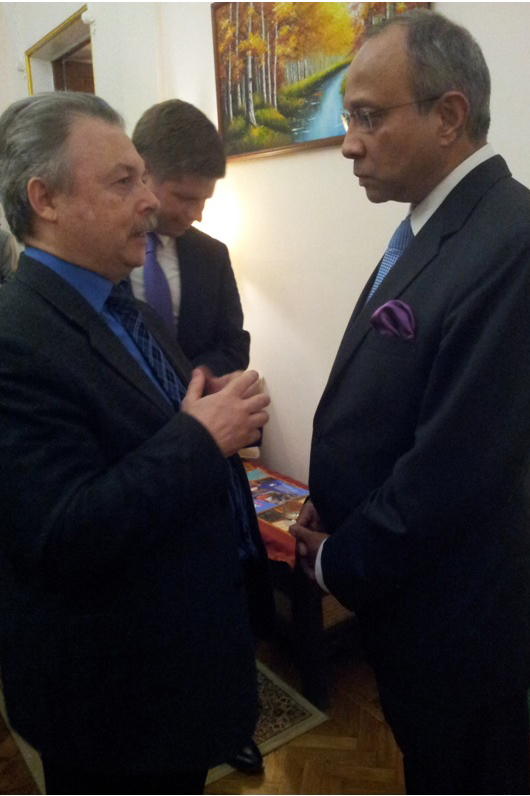 Беседа В.Д. Хижняка с послом Индии г-ном П. Сараном на приеме в его резиденции 