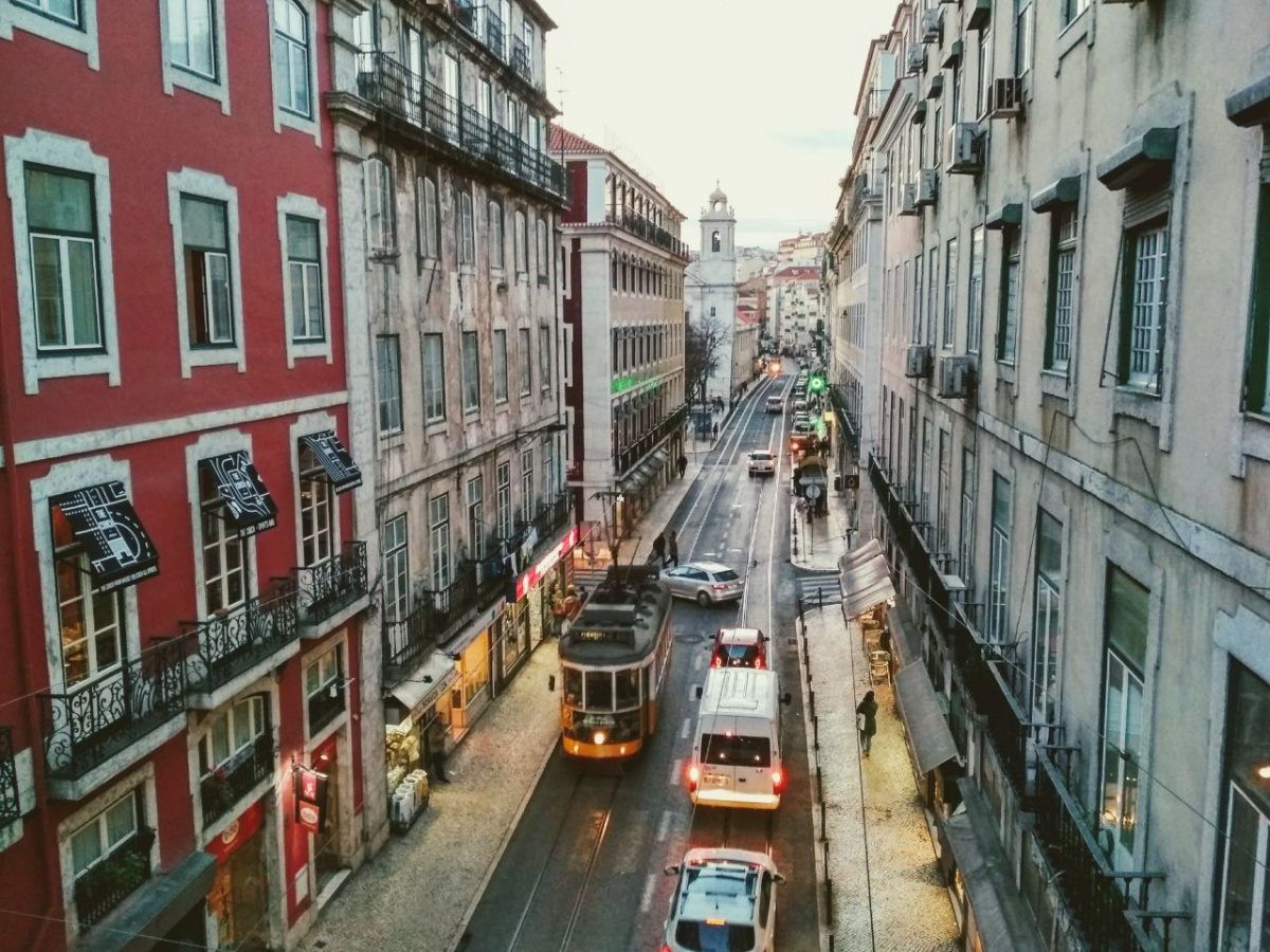 Настоящий дух Лиссабона можно ощутить, просто гуляя по улицам города