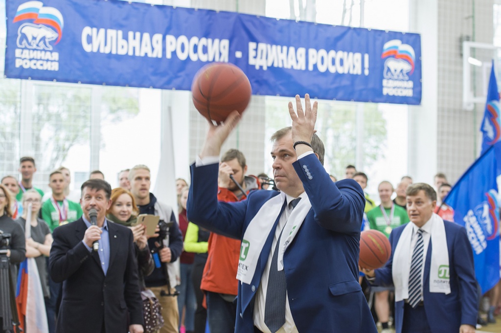 Глава КНВШ А.С. Максимов проявил талант форварда и первым из почетных гостей забросил мяч в кольцо 
