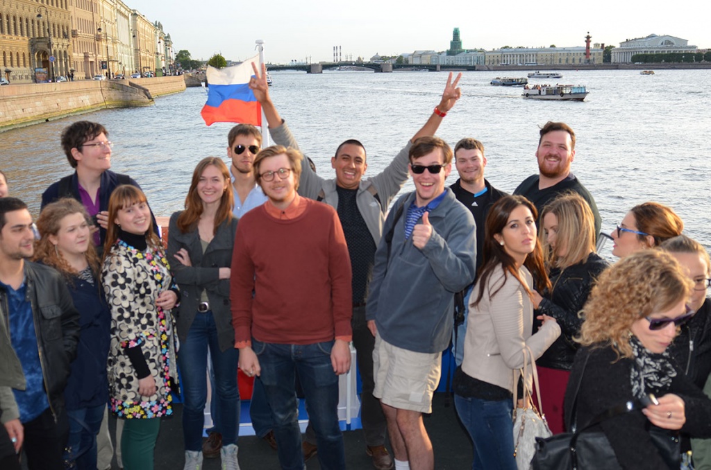 Участники Международной политехнической летней школы во время экскурсии по рекам и каналам Санкт-Петербурга