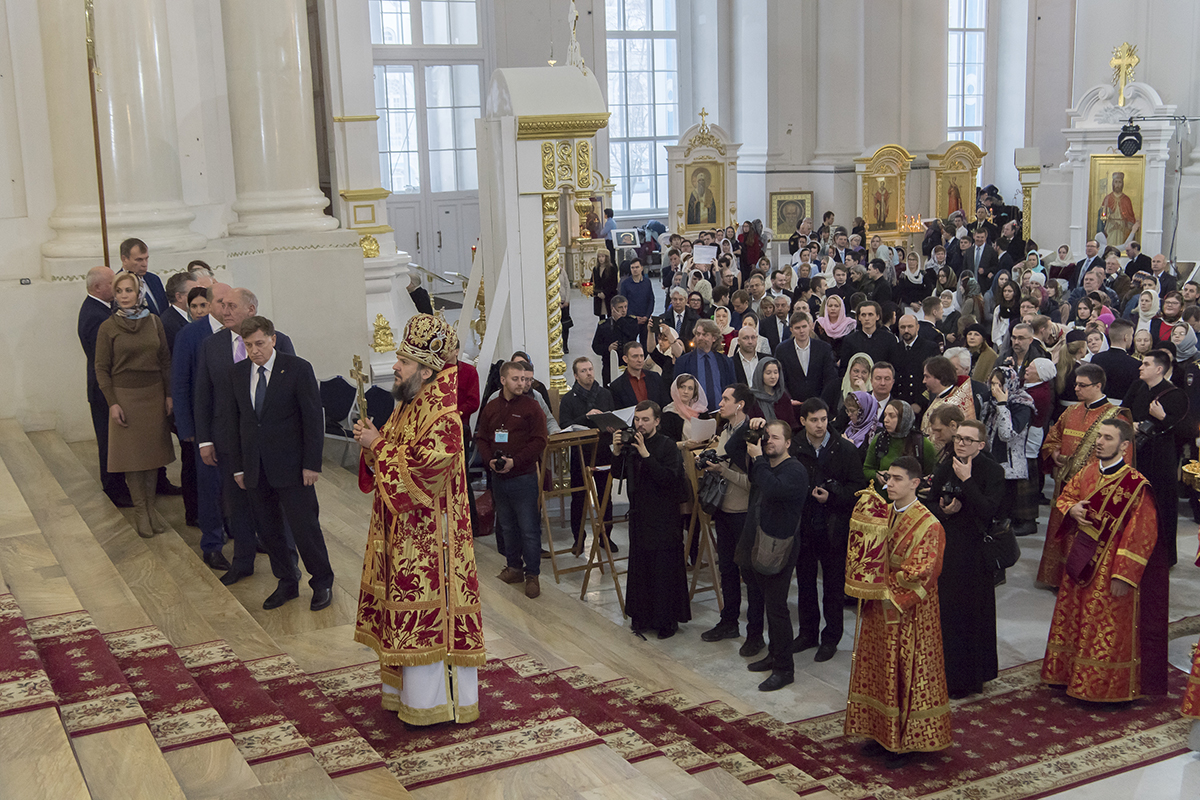 День святой Татианы традиционно начинается с божественной литургии в Смольном соборе 
