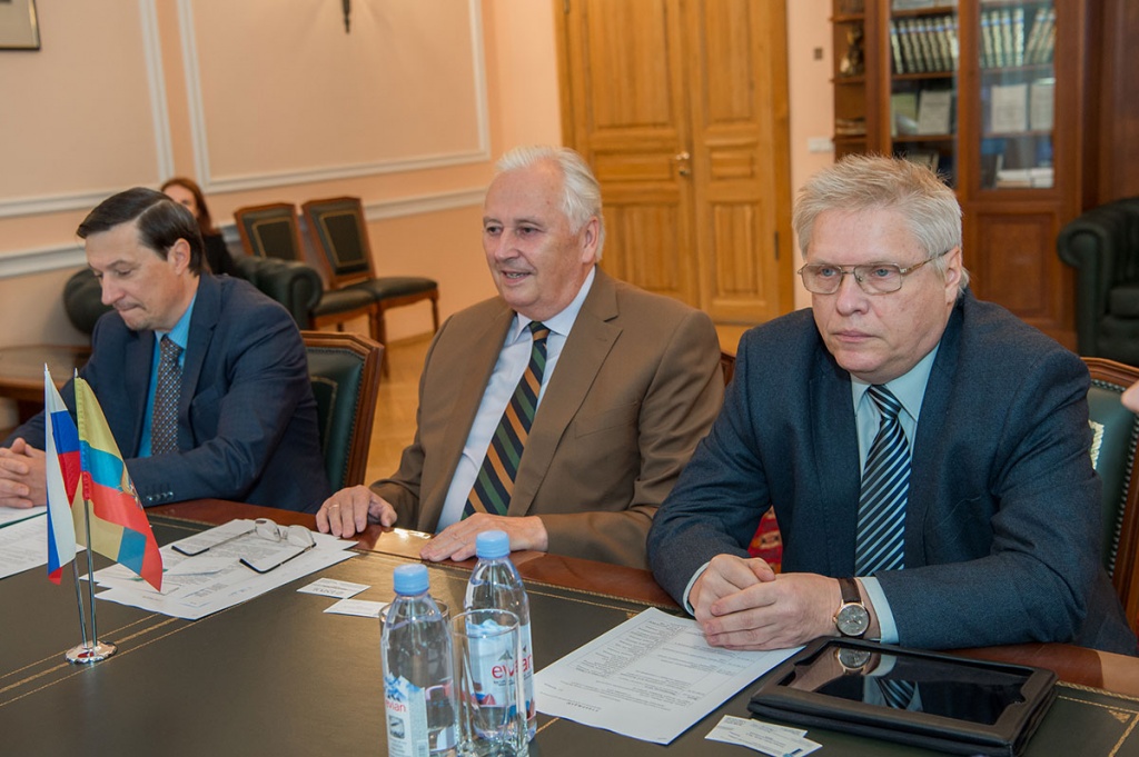 Справо налево - проректор, пресс-секретарь Д.И. Кузнецов, президент М.П. Федоров, проректор по международной деятельности Д.Г. Арсеньев