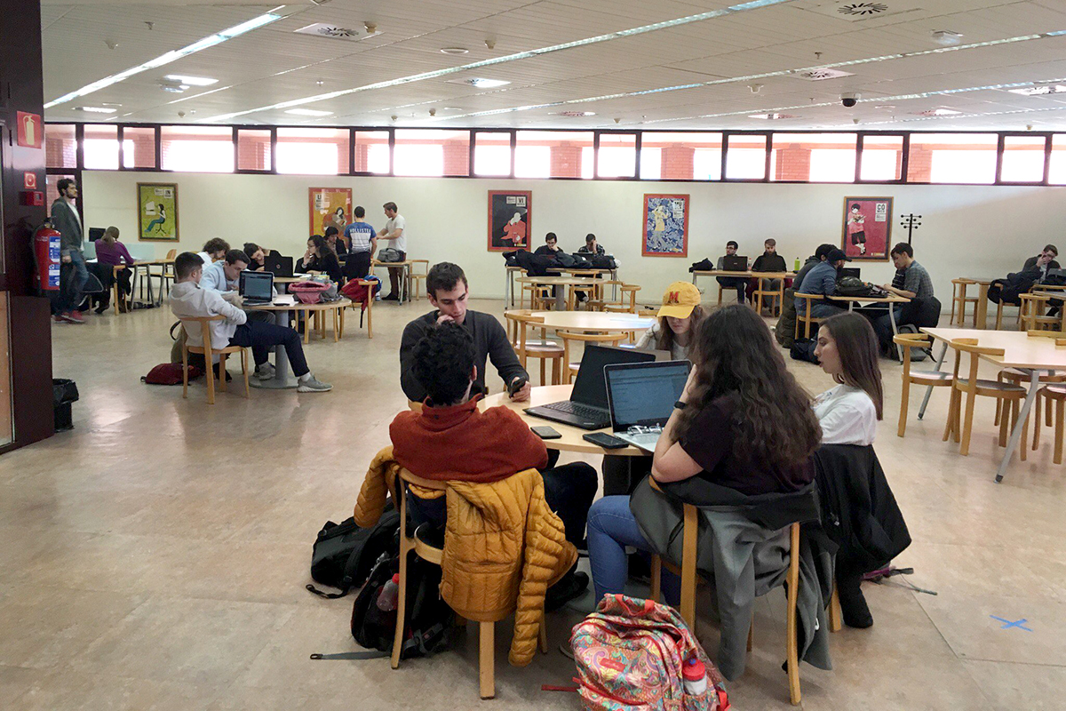 Информационно-библиотечный комплекс библиотеки Университета Карлоса III располагает помещениями для групповой и индивидуальной работы 