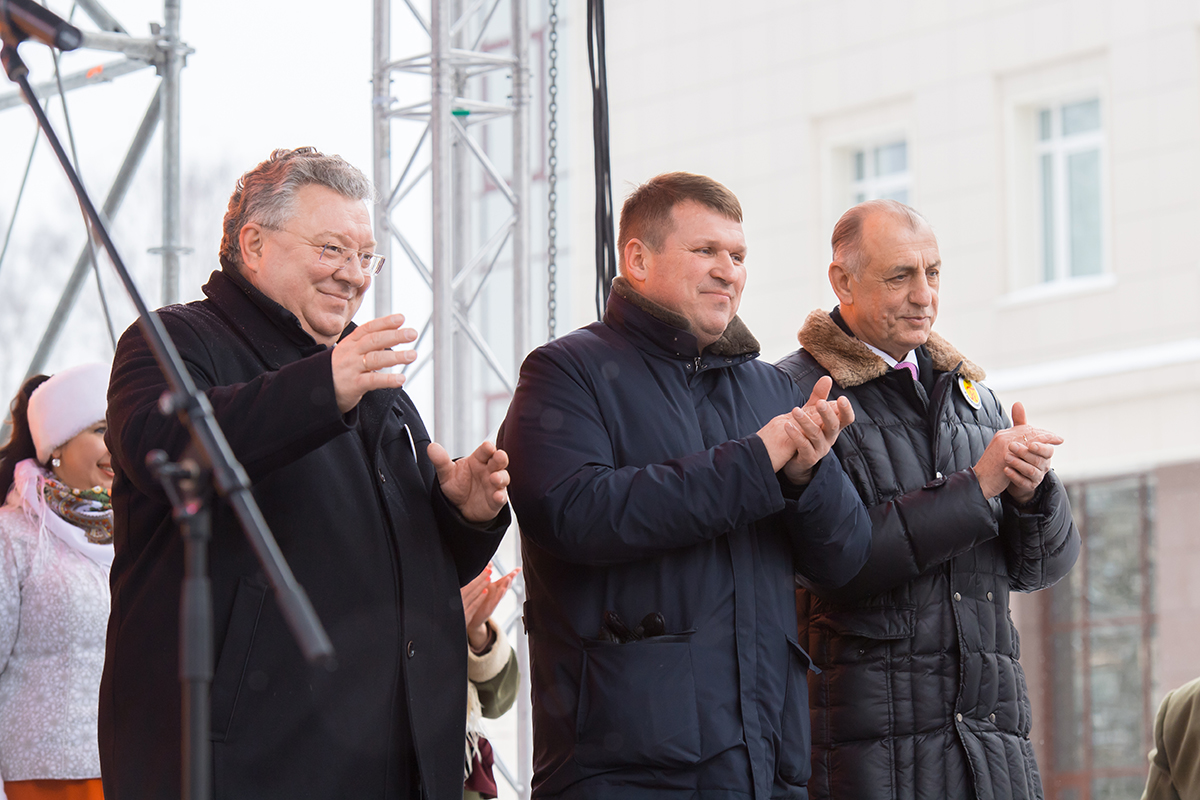 А.И. Рудской, В.А. Пониделко и А.В. Дроздов поздравляют горожан с праздником