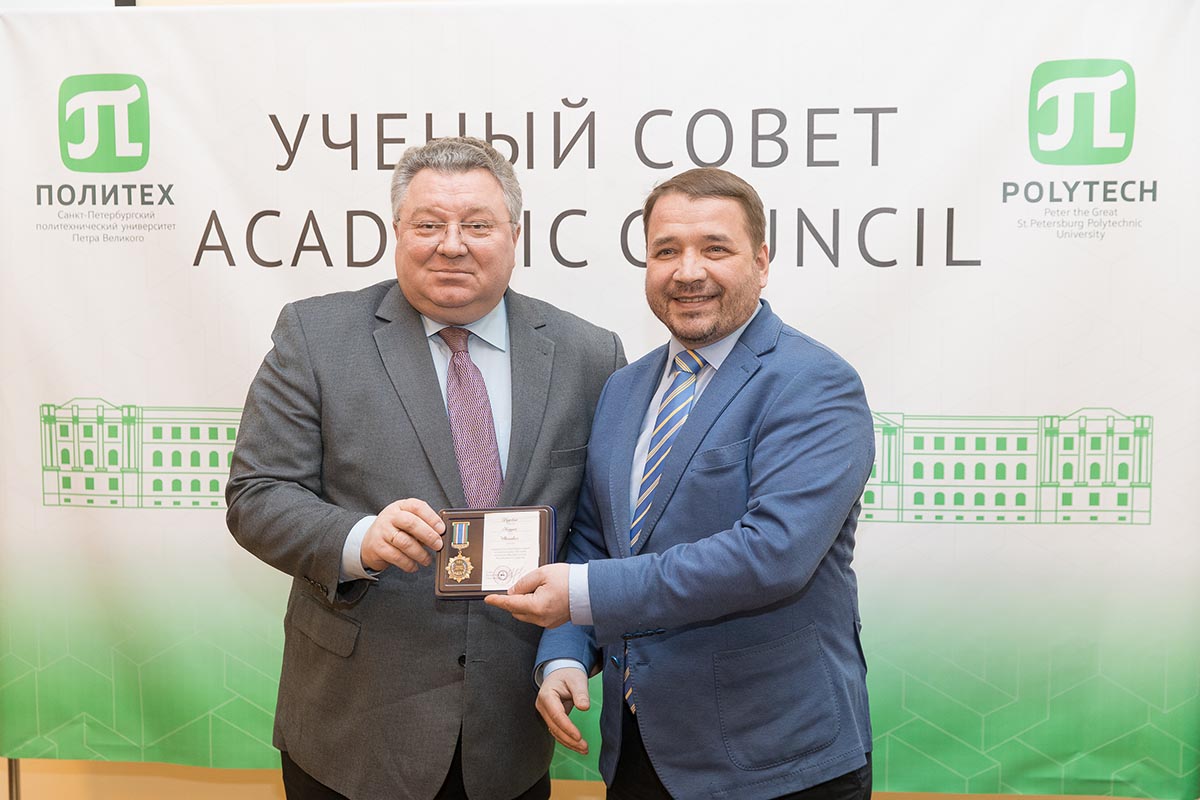 Заместитель постпреда Республики Саха (Якутия) при Президенте РФ Ю.Н. Кравцов вручает ректору юбилейную медаль Заместитель постпреда Республики Саха (Якутия) при Президенте РФ Ю.Н. Кравцов вручает ректору юбилейную медаль