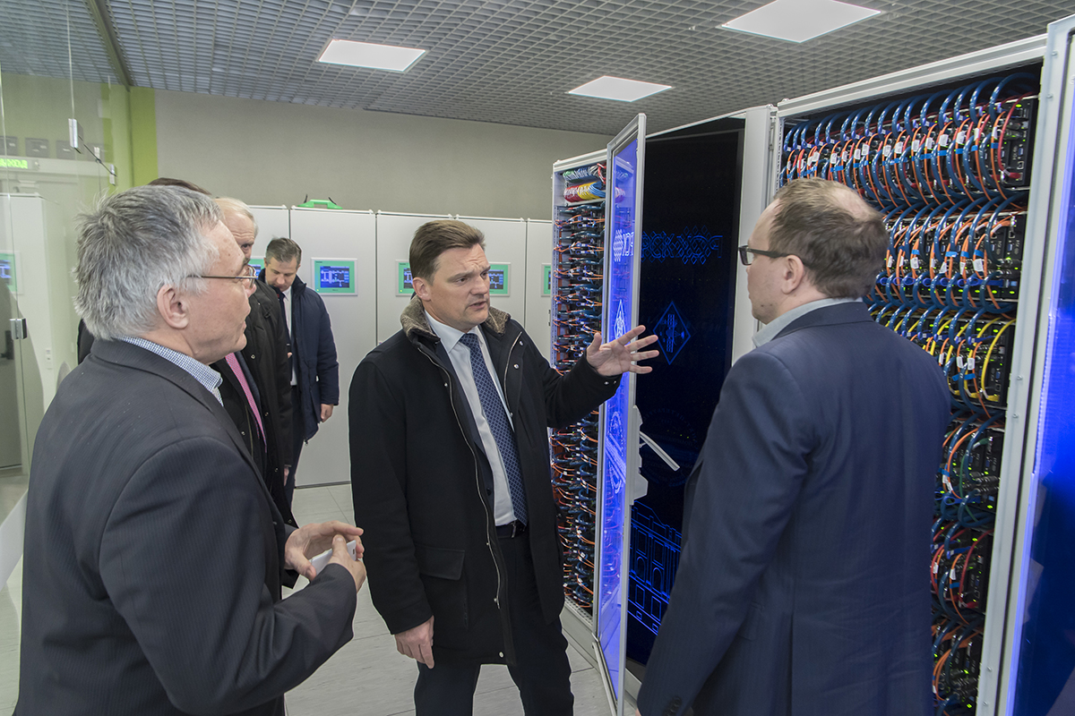 Николай Подгузов ознакомился с мощностями суперкомпьютера 