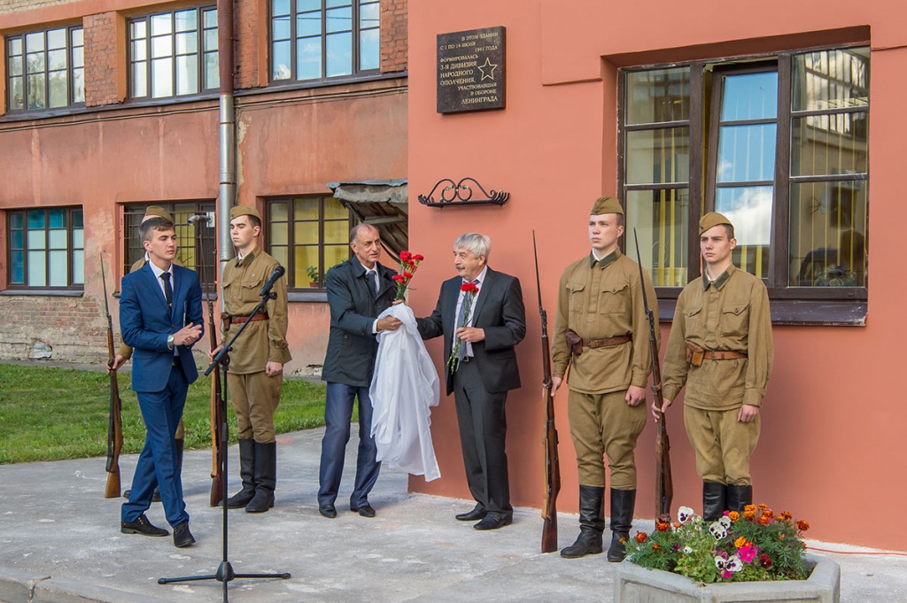 Открыли памятную доску первый проректор СПбПУ В.В. Глухов и депутат ЗакСа А.В. Дроздов