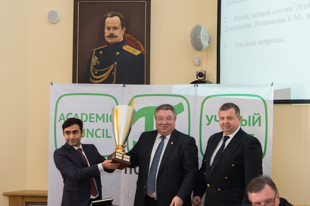 Переходящий кубок за спортивные достижения получил руководитель СК Политехник Рауф Агаев Переходящий кубок за спортивные достижения получил руководитель СК Политехник Рауф Агаев