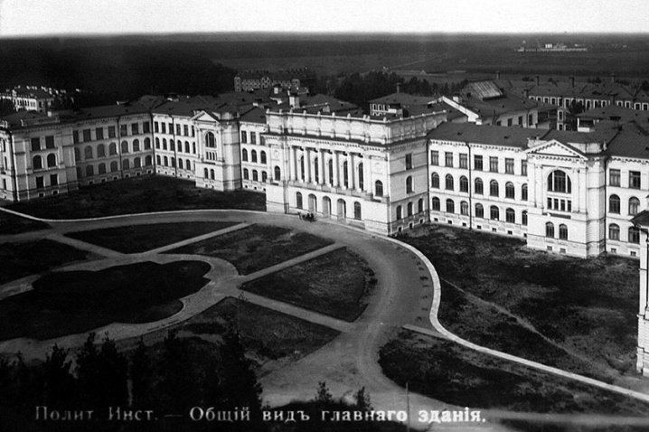 Современному облику СПбПУ во многом обязан А.Н. Бенуа. Архивное фото Главного здания 