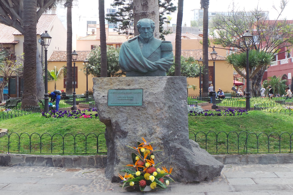 Памятник Августину де Бетанкуру на острове Тенерифе 