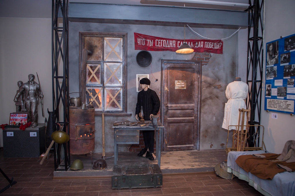 На выставке отражены все этапы обороны и жизни Ленинграда - воссоздан уголок мастерской в блокадных условиях и уголок блокадного госпиталя