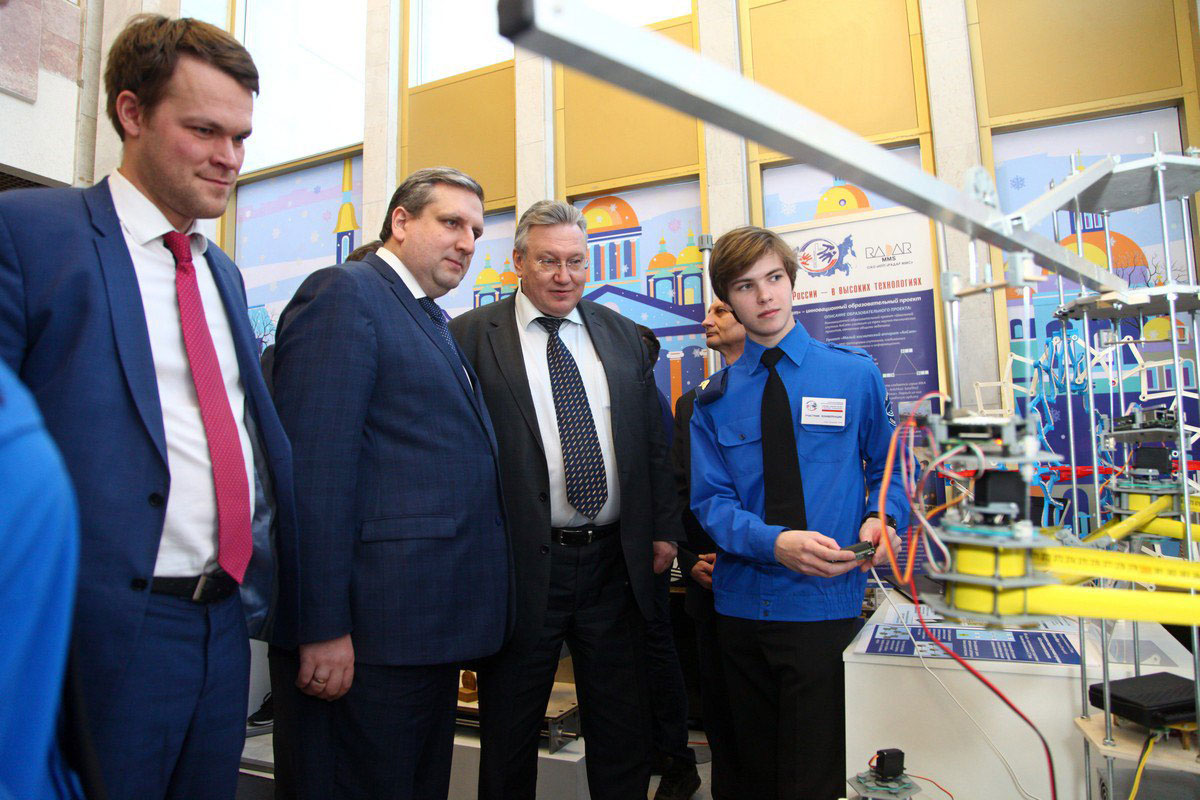 Вице-губернатор Санкт-Петербурга С.Н. Мовчан (на фото - второй справа) ознакомился с проектами участников 