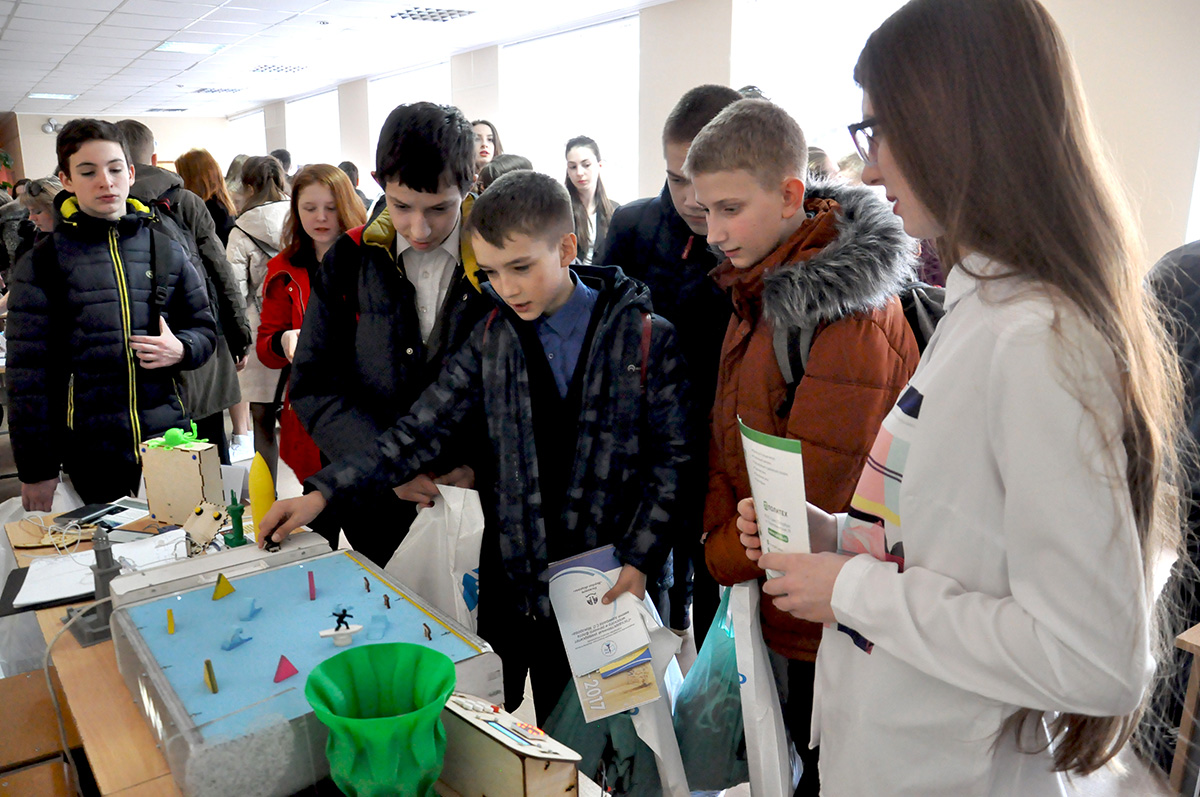Сотрудники Политеха рассказывают школьникам о возможностях поступления на образовательных выставках