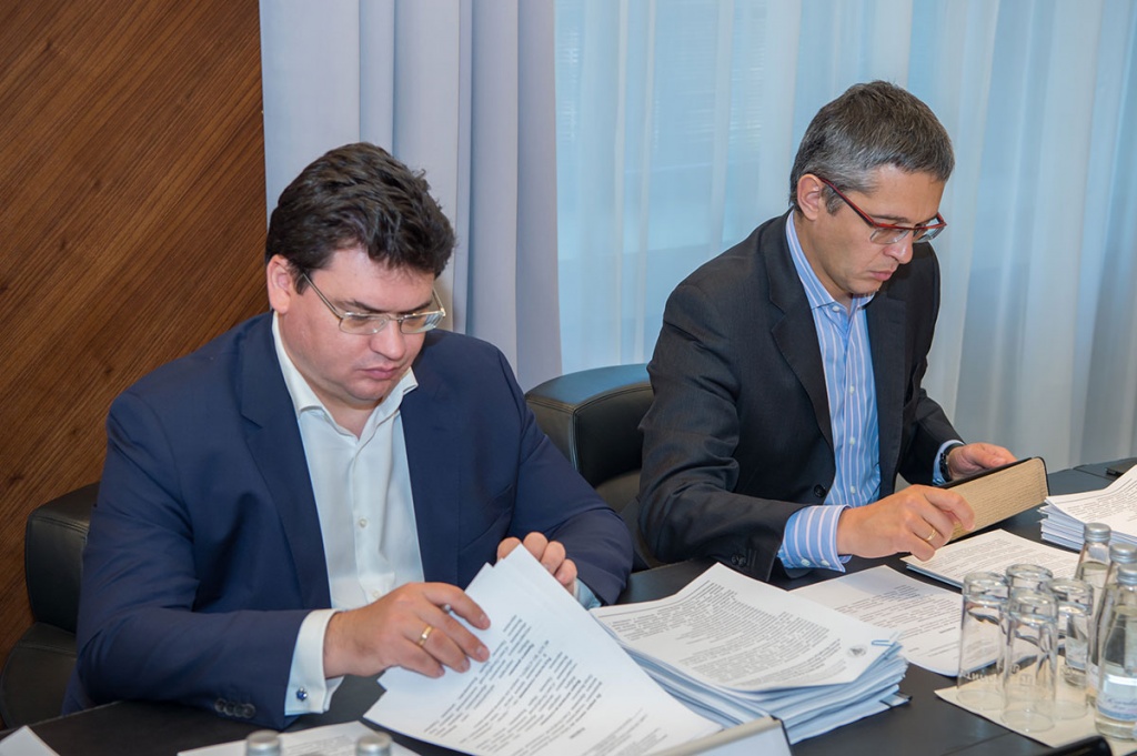 Справа налево - заместитель министра образования и науки РФ А.Б. ПОВАЛКО, директор департамента науки и технологий Министерства образования и науки РФ С.В. САЛИХОВ Справа налево - заместитель министра образования и науки РФ А.Б. ПОВАЛКО, директор департамента науки и технологий Министерства образования и науки РФ С.В. САЛИХОВ