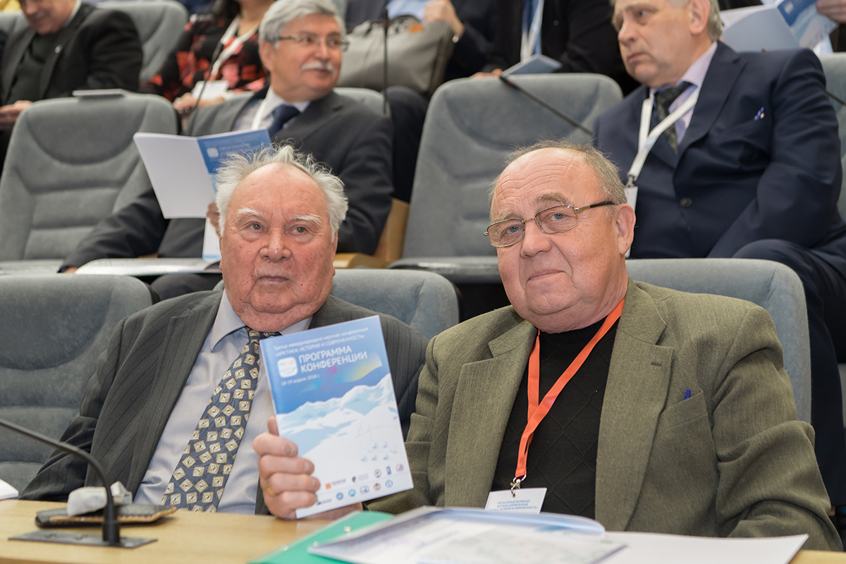 А.И. Федотов (слева) подчеркнул значимость конференции Арктика: история и современность 
