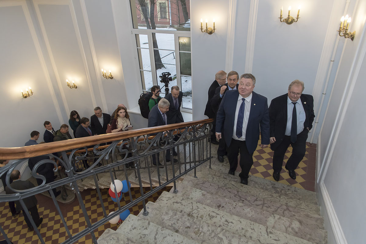Душа поет и глаз радуется , – восторженно отметил А.И. Рудской, проходя по лестнице Душа поет и глаз радуется , – восторженно отметил А.И. Рудской, проходя по лестнице