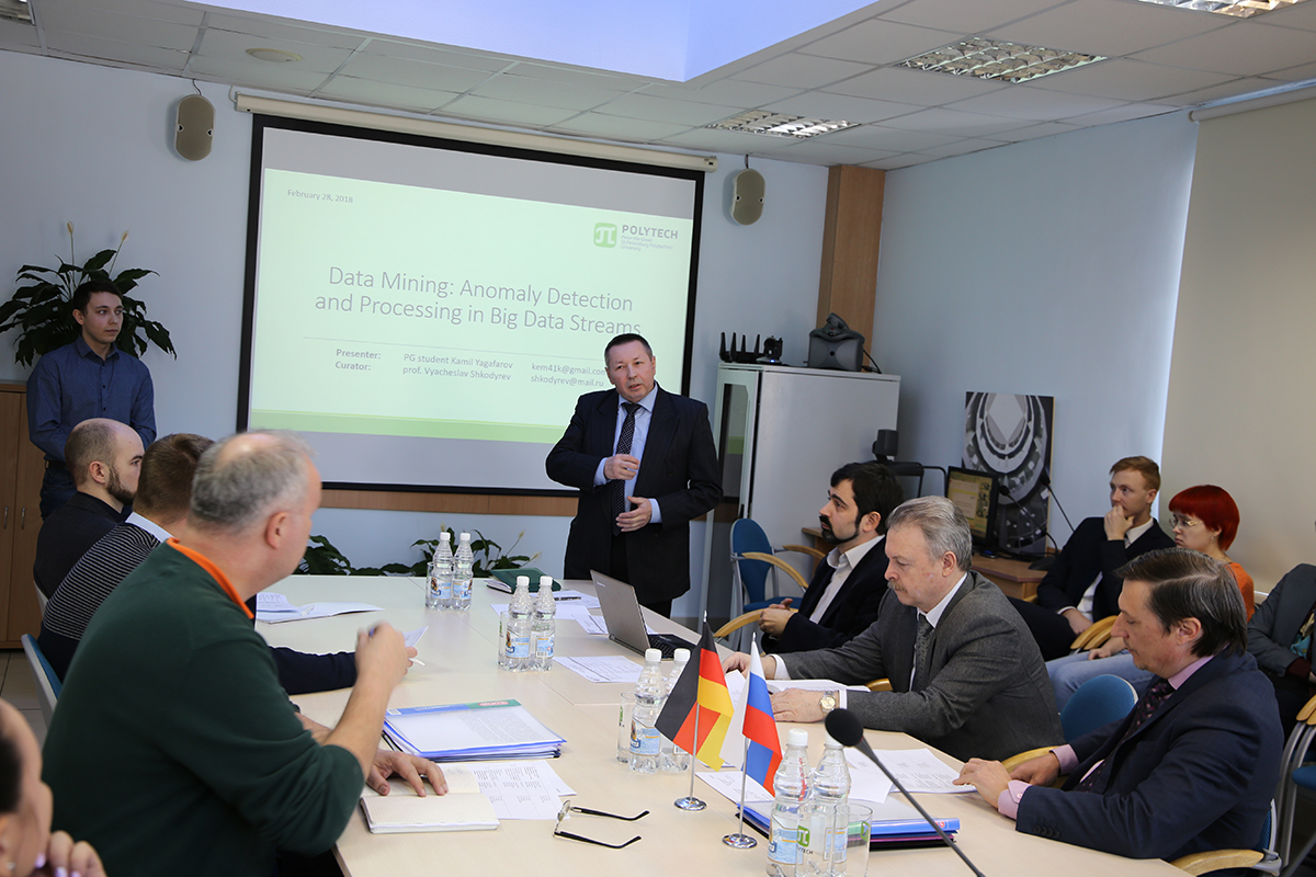 Руководитель одной из команд профессор В.П. Шкодырев рассказал о ходе реализации научного проекта 