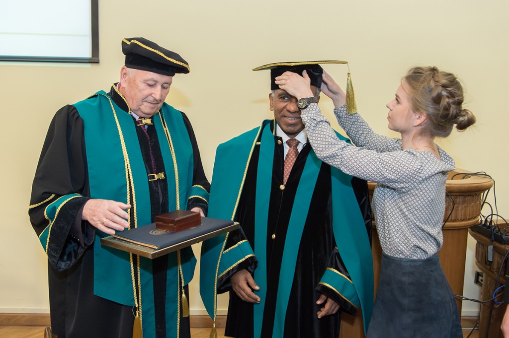 Уважаемый инженер и ученый-материаловед, профессор Суреш стал Почетным доктором СПбПУ