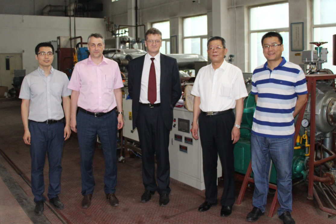 В лаборатории института энергетики, второй справа – директор института Жанджун Ли 