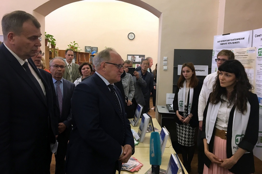 Вице-губернатор Санкт-Петербурга В.В. Кириллов знакомится с проектами политехников Вице-губернатор Санкт-Петербурга В.В. Кириллов знакомится с проектами политехников