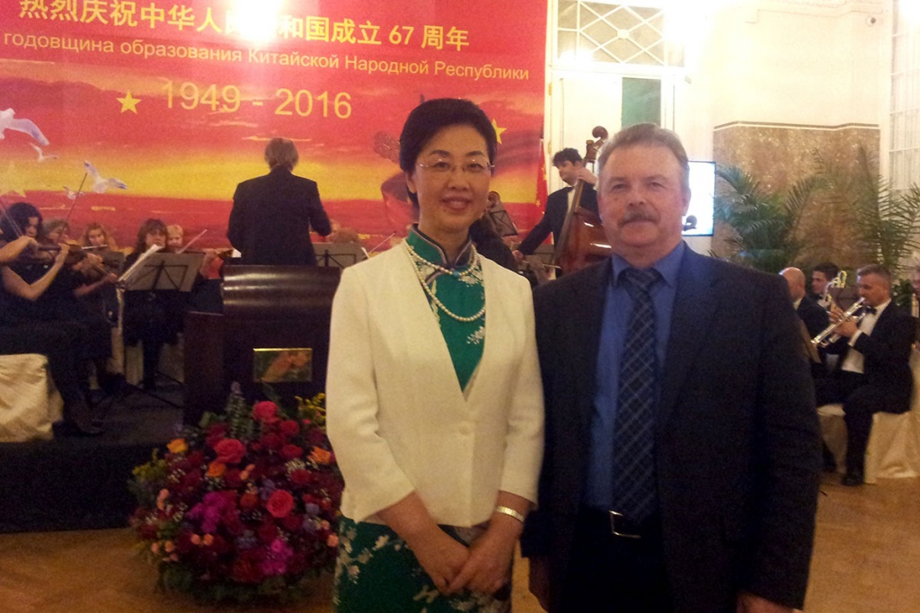 Начальник Управления международного сотрудничества В.Д. Хижняк и генеральный консул КНР г-жа Го Минь