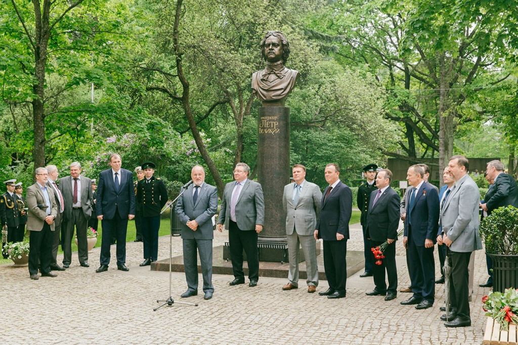От имени губернатора и правительства города с открытием памятника поздравил вице-губернатор Санкт-Петербурга В.В. КИРИЛЛОВ