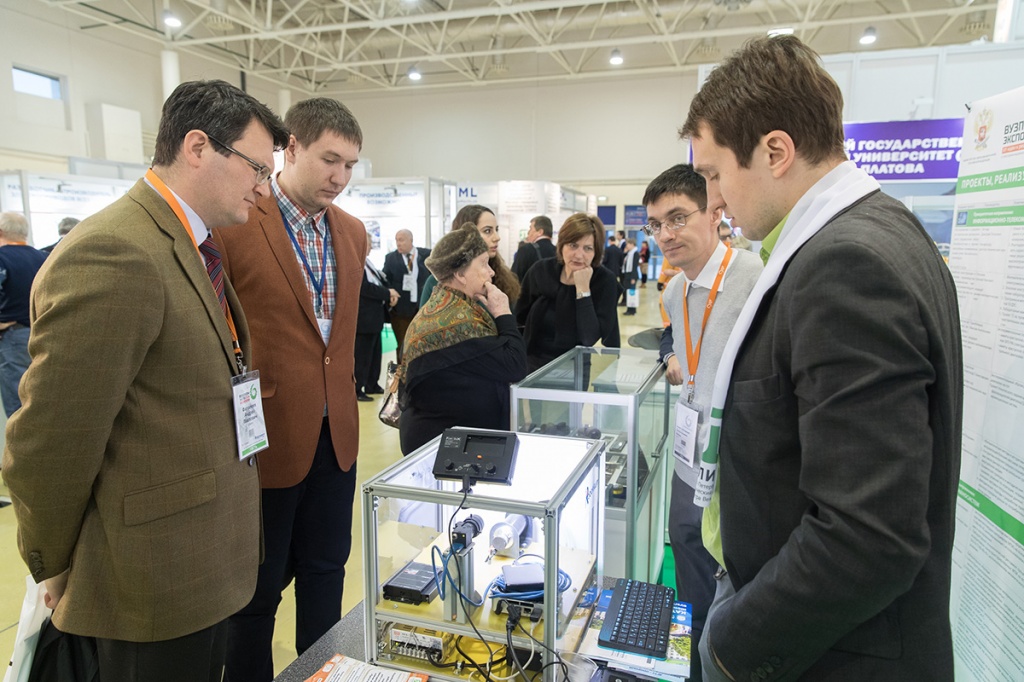 Слева - директор ИППТ А.П. Фалалеев, справа - коммерческий директор компании Robotikum В. Янко