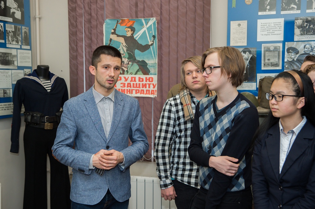 Заведующий Музеем боевой славы СПбПУ Р.А. Панов рассказал школьникам об экспонатах выставки
