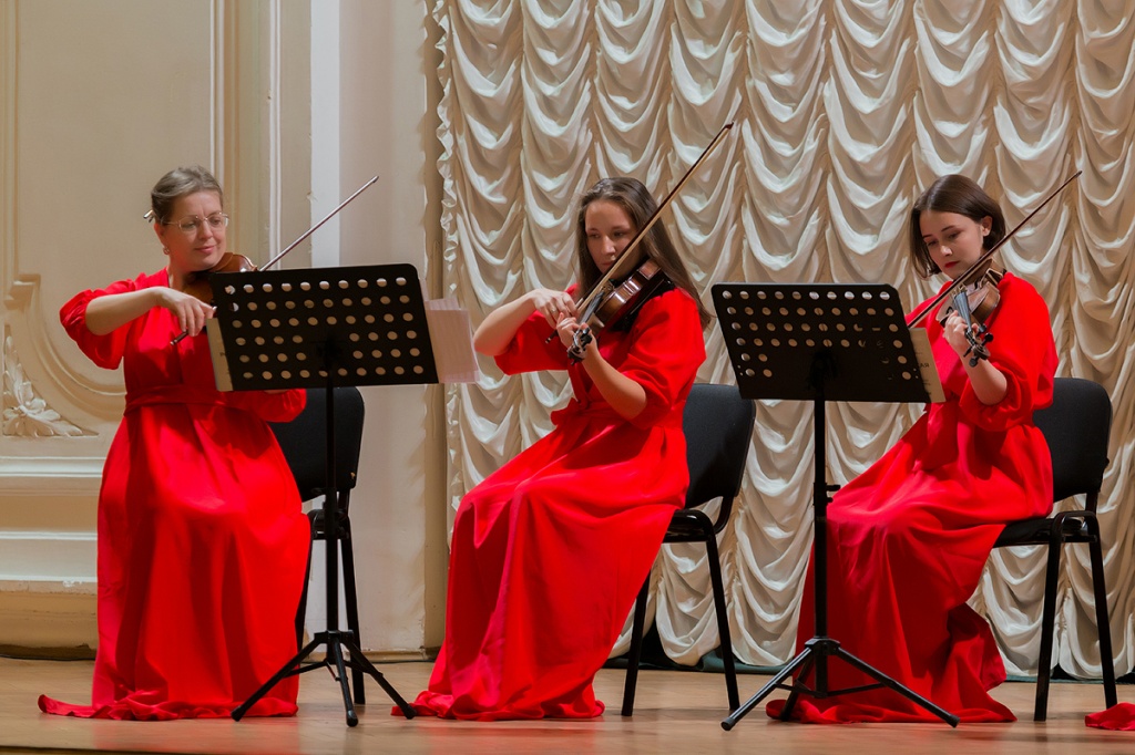 Концерт терменвокса прошел в сопровождении струнного оркестра Смычки Петербурга 
