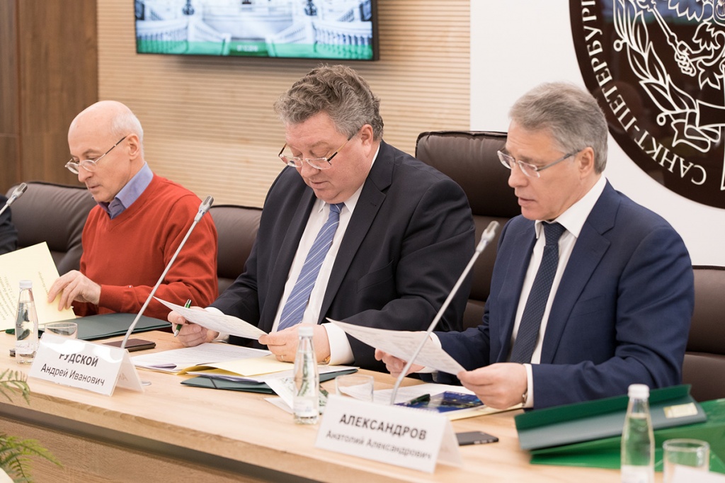 Слева направо - председатель Совета Сетевого университета А.Л. Рыбас, ректор СПбПУ А.И. Рудской, ректор МГТУ имени Баумана А.А. Александров Слева направо - председатель Совета Сетевого университета А.Л. Рыбас, ректор СПбПУ А.И. Рудской, ректор МГТУ имени Баумана А.А. Александров