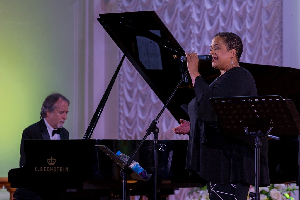 Американская певица Мэнди Гейнс выступила на сцене Белого зала СПбПУ 