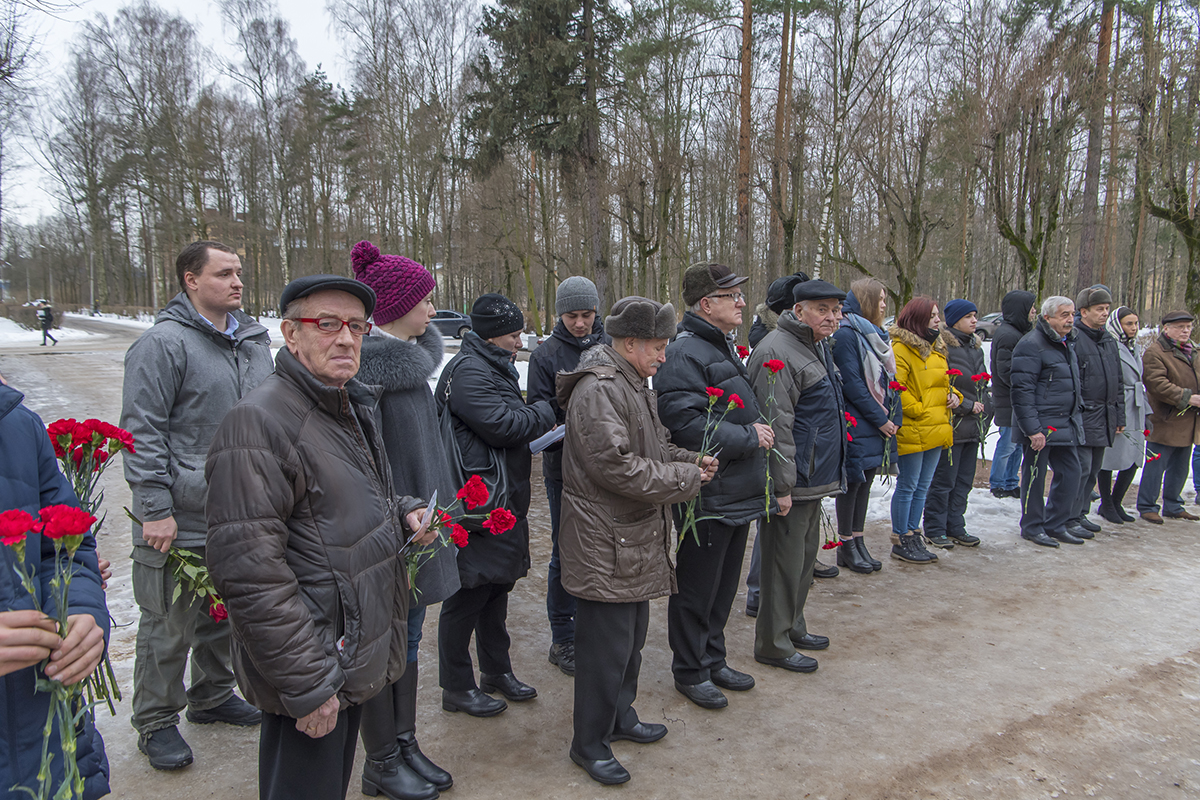 Сотрудники и студенты СПбПУ возложили цветы к памятнику погибшим политехникам
