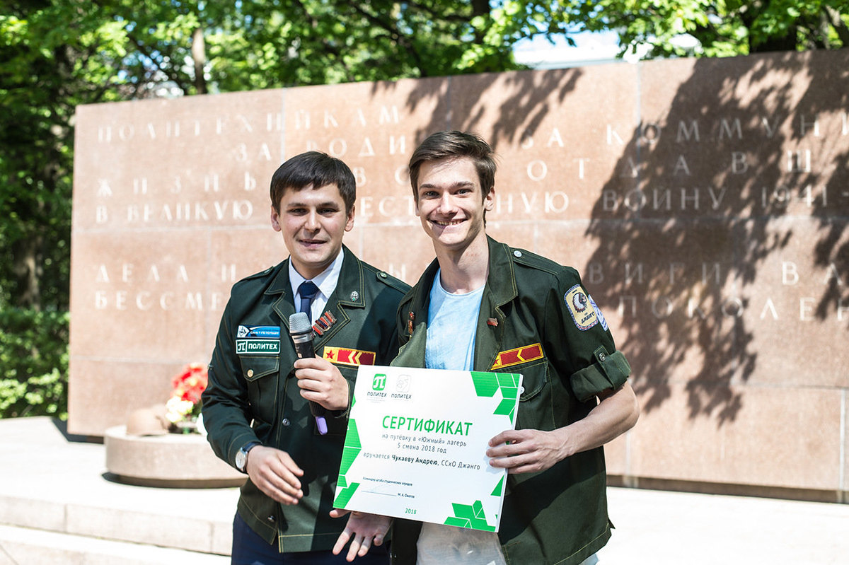 М. Ожегов дал студентам напутствие и наградил победителей конкурса кирпичей 
