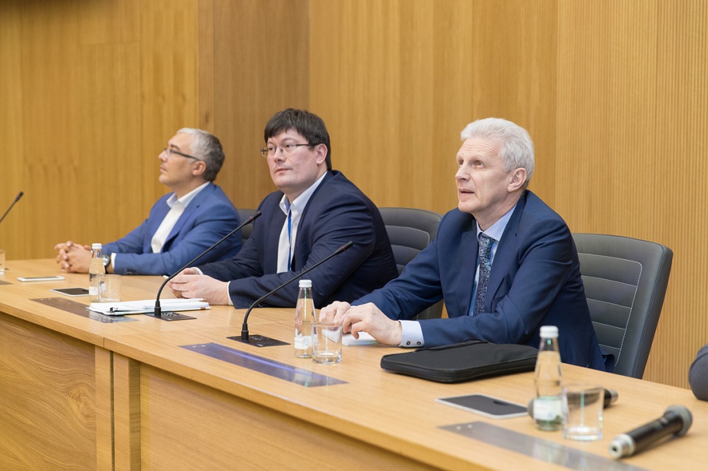 В обсуждении научно-технологического будущего страны приняли участие -справа налево- - А.А. Фурсенко, А.В. Брыкин и Д.Н. Песков