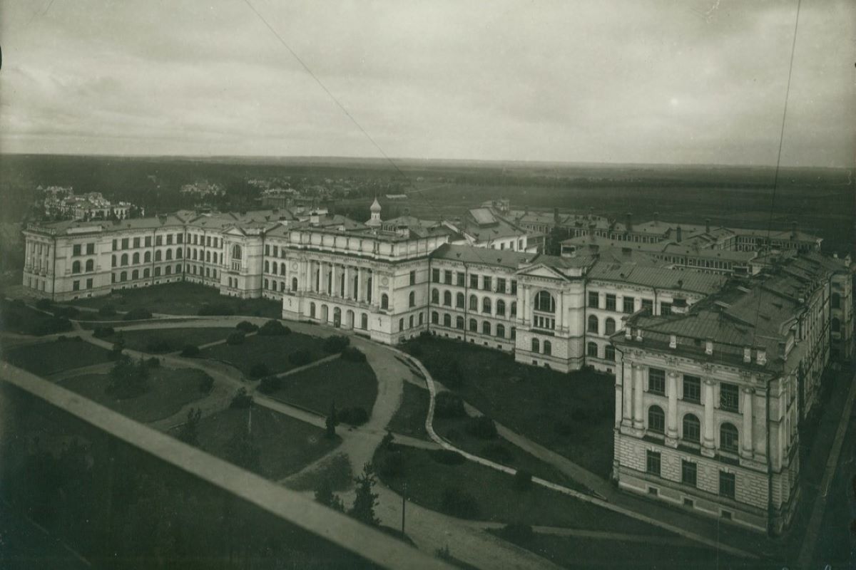 Вид на главное здание с Гидробашни. 1915 год