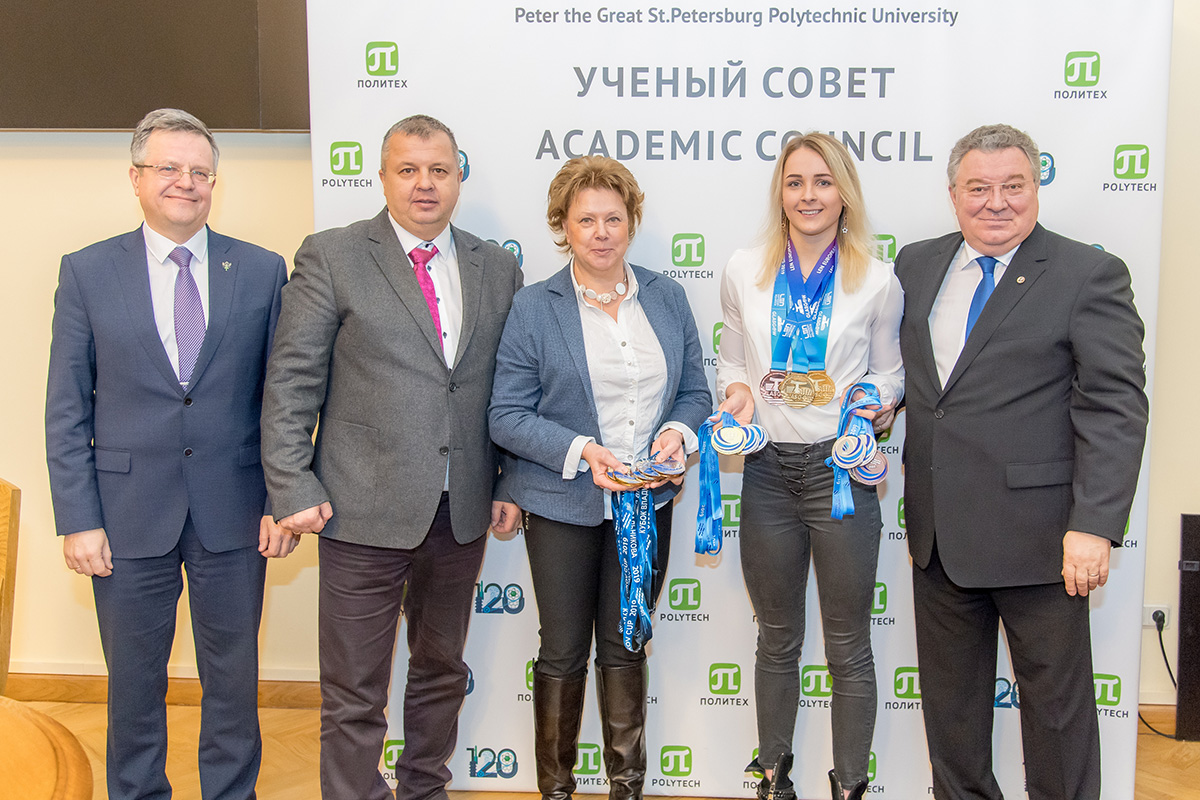 Студентку ИПМЭиТ Дарью Устинову чествовали за победы в Кубке мира по плаванию 
