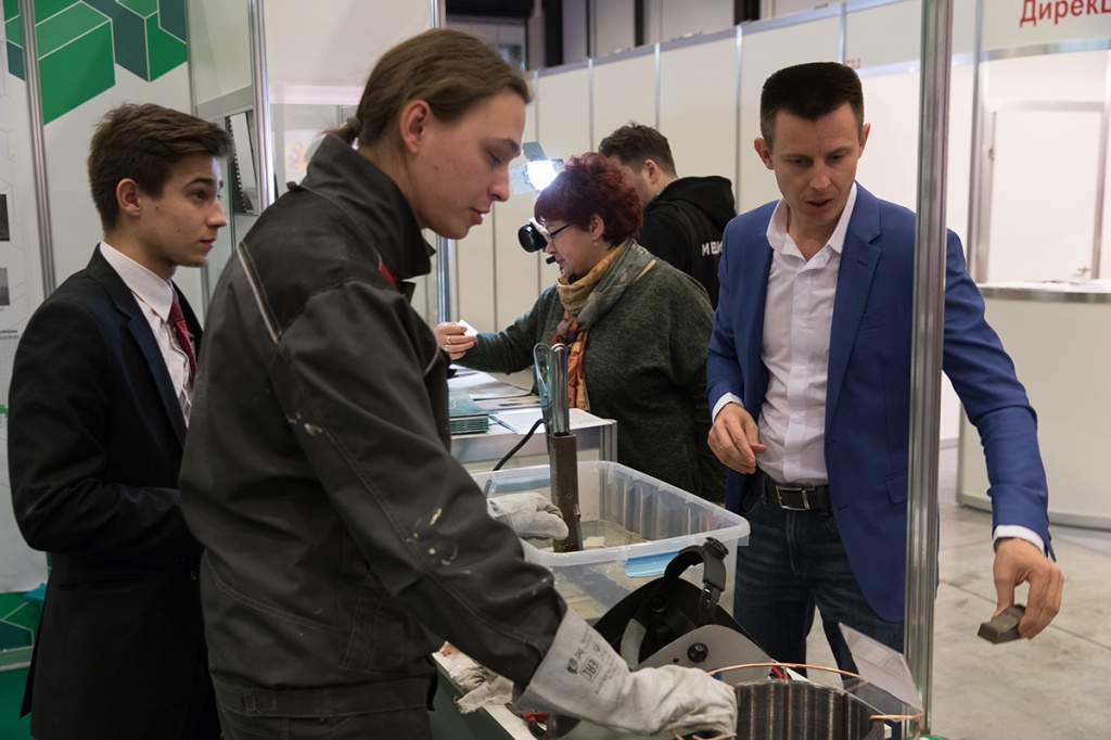 Студенты Никита и Богдан БАТАЛОВЫ (слева на фото) рассказали о технологии дуговой наплавки и аддитивном дуговом выращивании