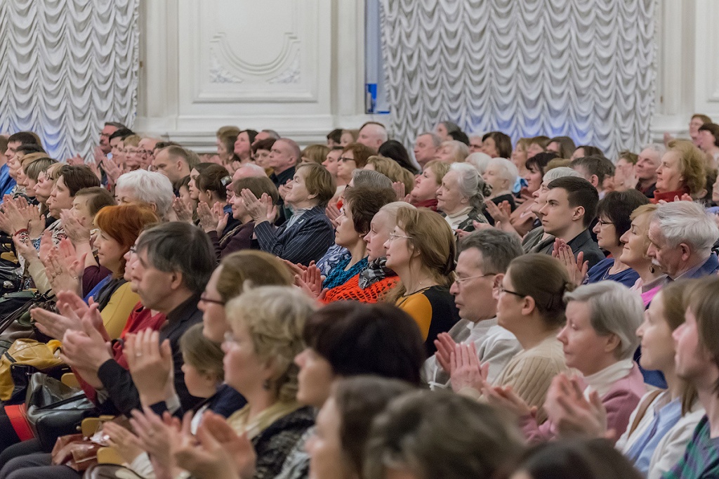 Публика Белого зала первая становится свидетелем рождения новых экспериментов ансамбля, которые потом покоряют сцены мира Публика Белого зала первая становится свидетелем рождения новых экспериментов ансамбля, которые потом покоряют сцены мира