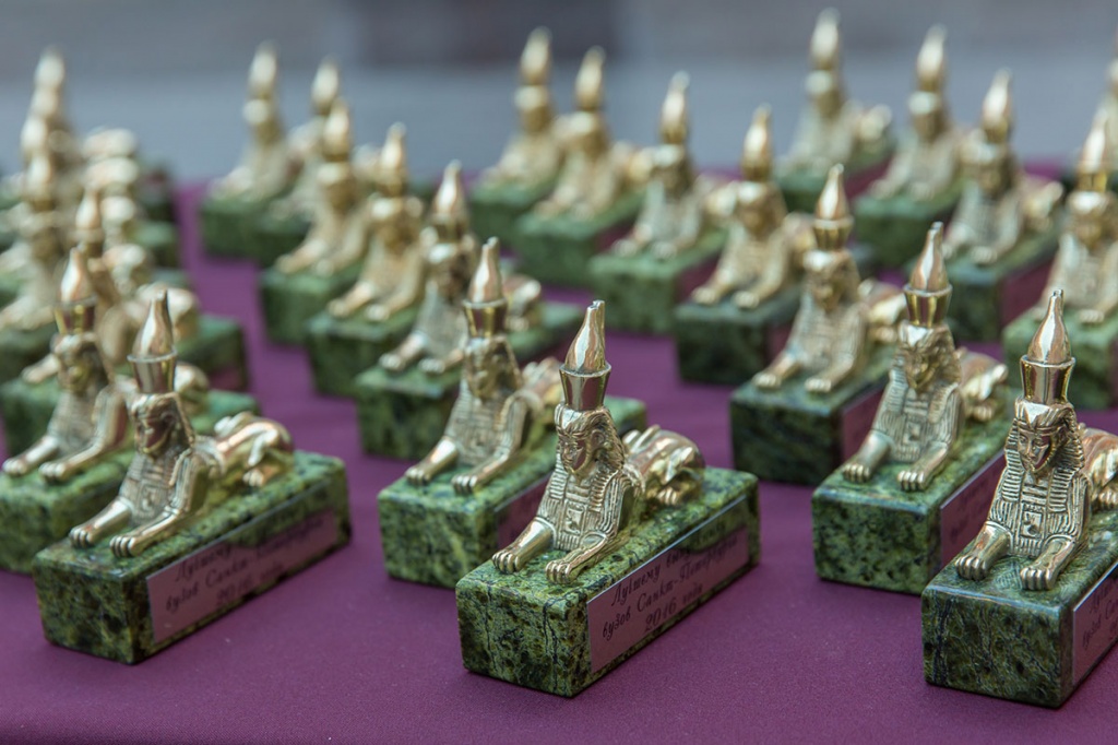 Лучшим выпускникам были вручены бронзовые сфинксы, которые являются символом Совета ректоров вузов Санкт-Петербурга
