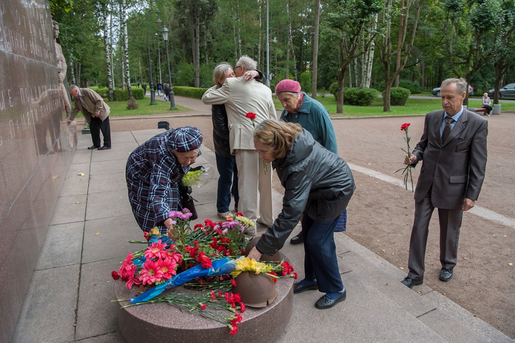 После митинга у Колодца жизни были возложены цветы к Памятнику погибшим политехникам