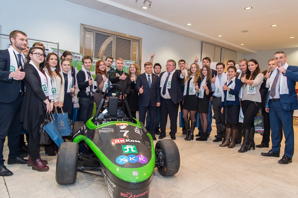 Перед началом церемонии председатель ЗакСа В.С. Макаров ознакомился с разработками студентов Политеха