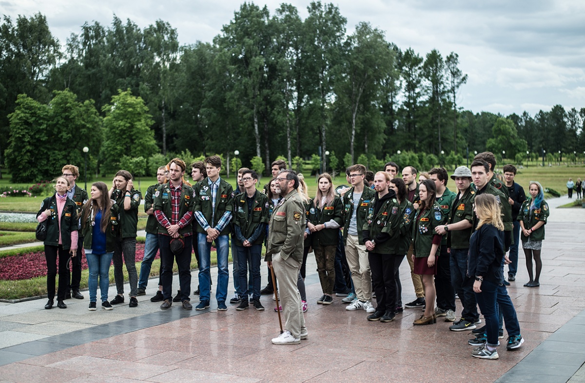 Инициативную группу ребят возглавлял ветеран стройотрядовского движения В.Ю. Майзель