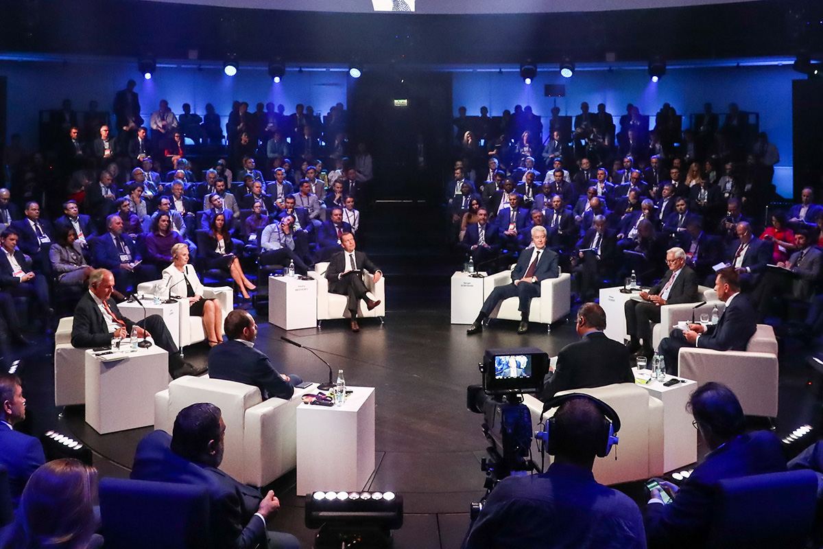 В пленарной сессии форума Открытые инновации принял участие председатель Правительства РФ Дмитрий МЕДВЕДЕВ 